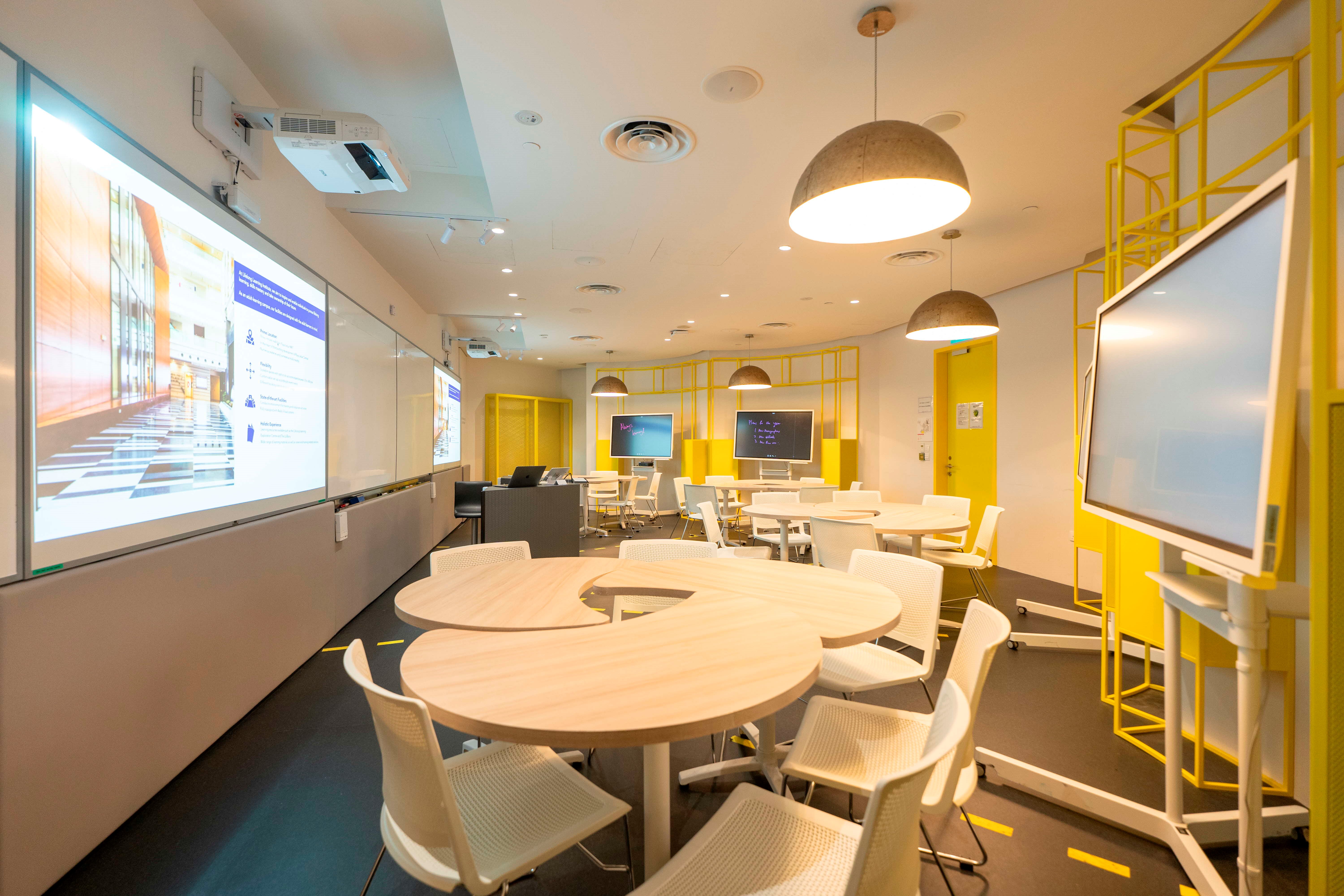 R8 Lab at LLSG Training Venue Singapore, a tech-enabled learning space for group sharing and active learning